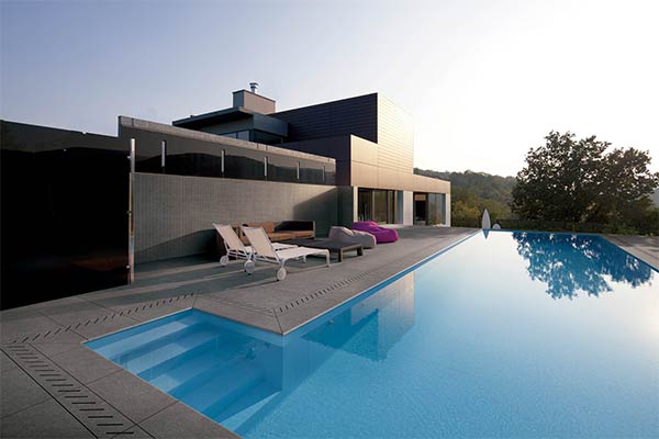 Gres grigio scuro piscina